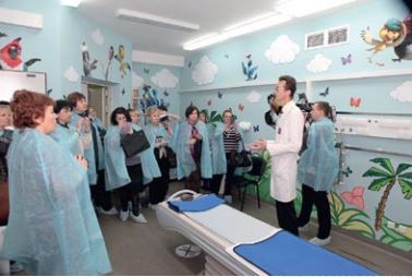 Главный врач Могилевской областной детской больницы И. Каско с российскими журналистами