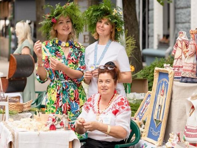 З БЕЛАРУСКІМ КАЛАРЫТАМ