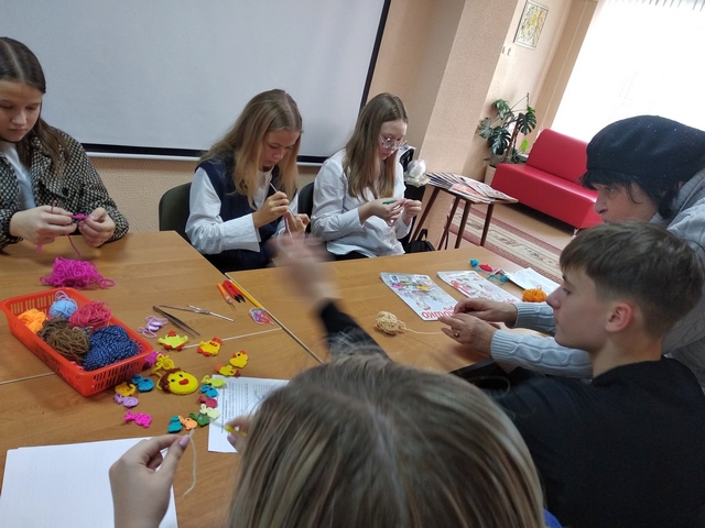 «Забавные игрушки своими руками»: в библиотеке прошел мастер-класс